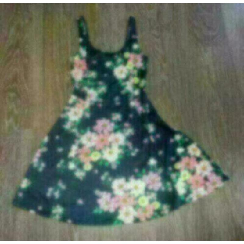 Jurkje mt 34 van zachte stof,lage rug,blauw gebloemd