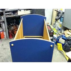 Kinderbedje, Commode en Kapstok.