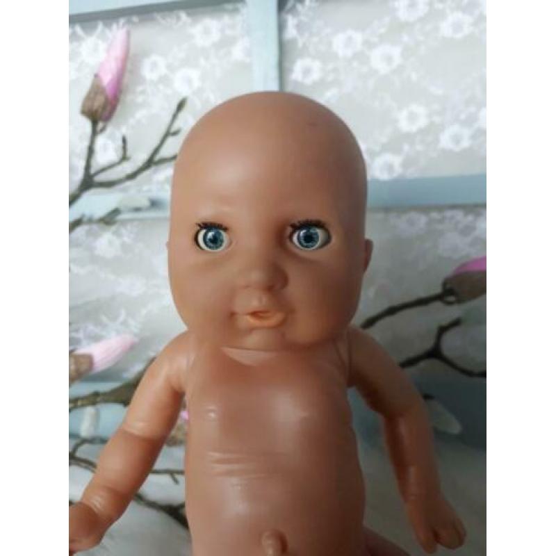 Levensechte baby pop