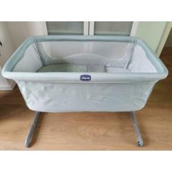 Chicco Next2Me Dusty green, co-sleeper incl. (hoes)lakens 7x