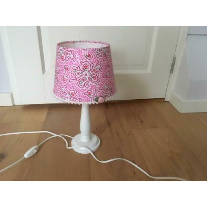 Vrolijk lampje en accessoires van Moepa voor meisjeskamer!