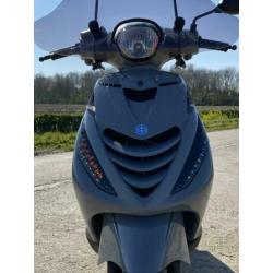 Piaggio Zip 4T Nardo Grey met extra kappen-set