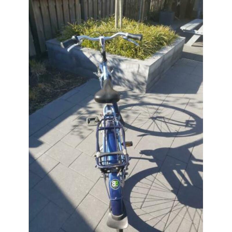 leuke meisjes fiets gazelle met hand en terugtraprem .