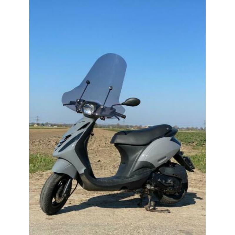 Piaggio Zip 4T Nardo Grey met extra kappen-set