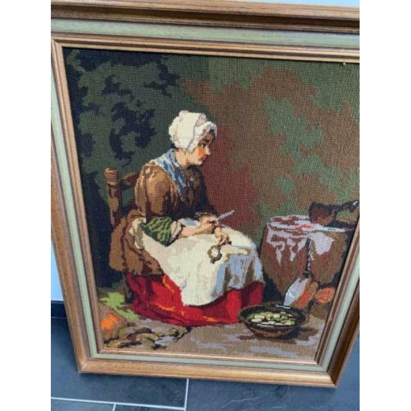 2 borduurschilderijen met lijsten