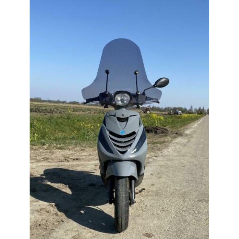 Piaggio Zip 4T Nardo Grey met extra kappen-set