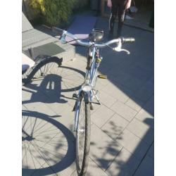 leuke meisjes fiets gazelle met hand en terugtraprem .
