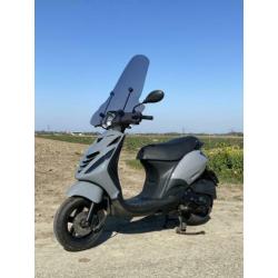 Piaggio Zip 4T Nardo Grey met extra kappen-set