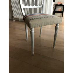 Brocante stoel PTT post met hocker deco