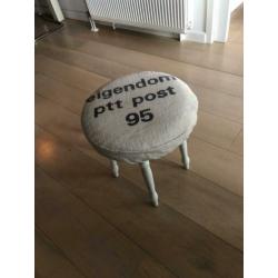 Brocante stoel PTT post met hocker deco