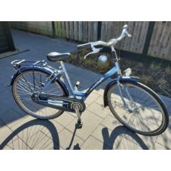leuke meisjes fiets gazelle met hand en terugtraprem .