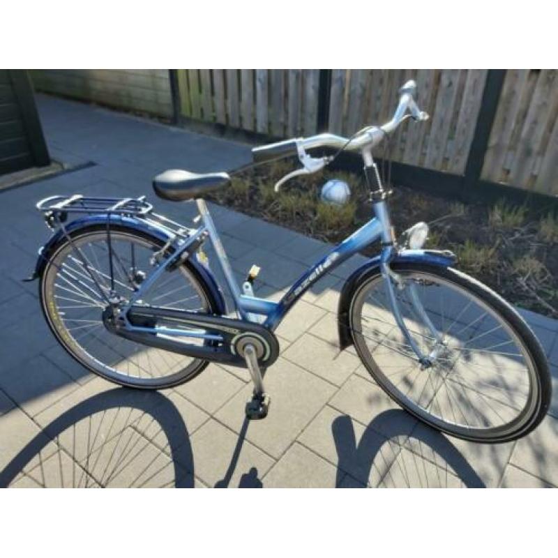 leuke meisjes fiets gazelle met hand en terugtraprem .