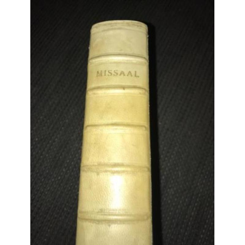 Missaal boek met veel tekeningen en bid plaatjes 16/10 cm
