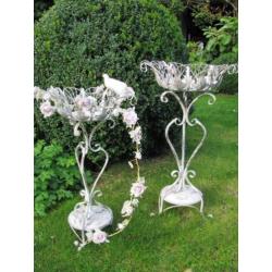 Een set van twee witte jardinières