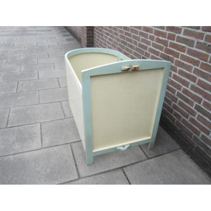 Antiek vintage baby ledikantje uit de jaren 50