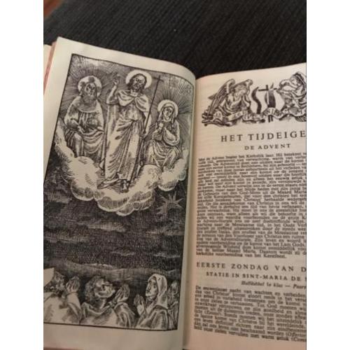Missaal boek met veel tekeningen en bid plaatjes 16/10 cm