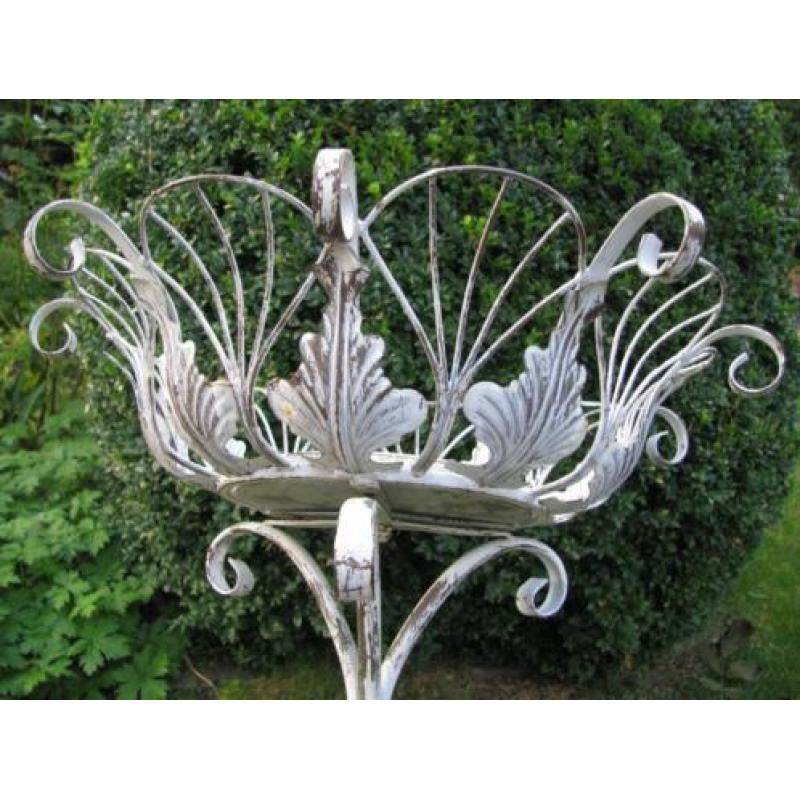 Een set van twee witte jardinières