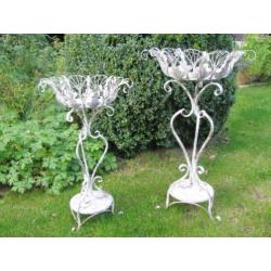 Een set van twee witte jardinières