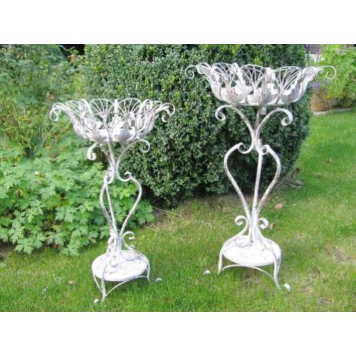 Een set van twee witte jardinières
