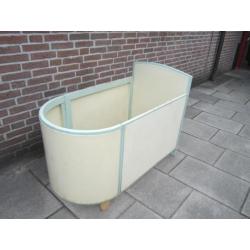 Antiek vintage baby ledikantje uit de jaren 50