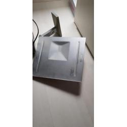 Grundig TV met muurstandaard