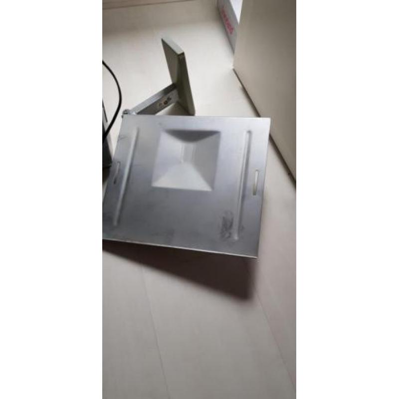 Grundig TV met muurstandaard