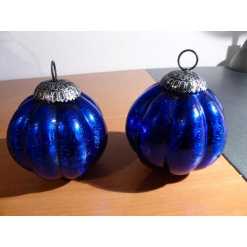 2 mooie grote blauwe glazen kerstballen en 25 kleine ballen