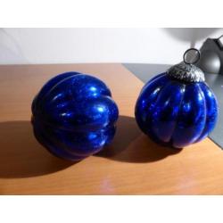 2 mooie grote blauwe glazen kerstballen en 25 kleine ballen