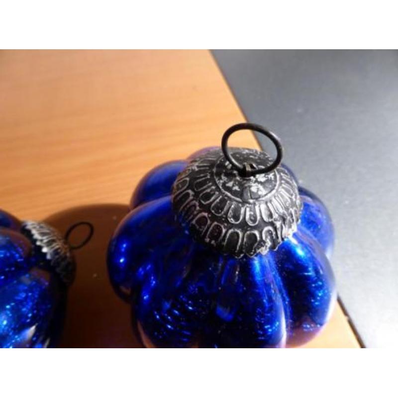 2 mooie grote blauwe glazen kerstballen en 25 kleine ballen
