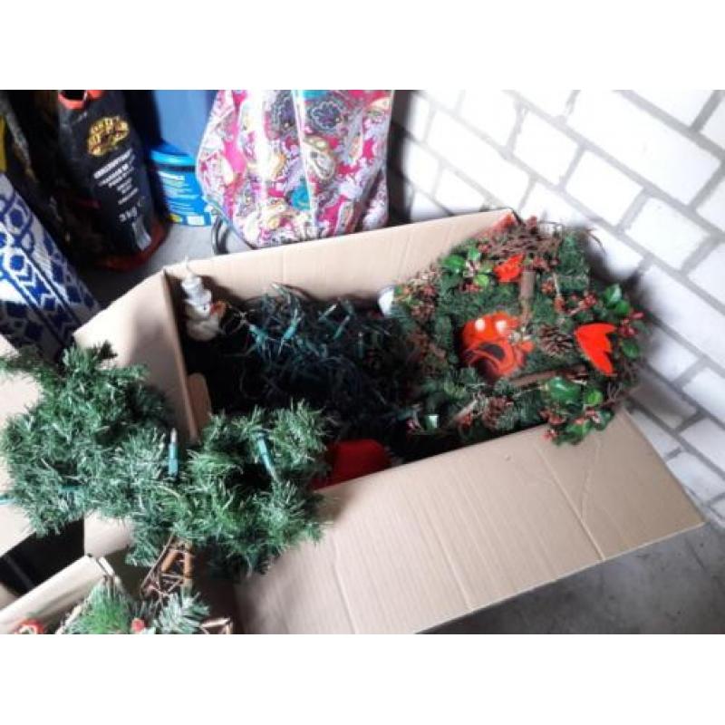 Kerstboom en spullen.