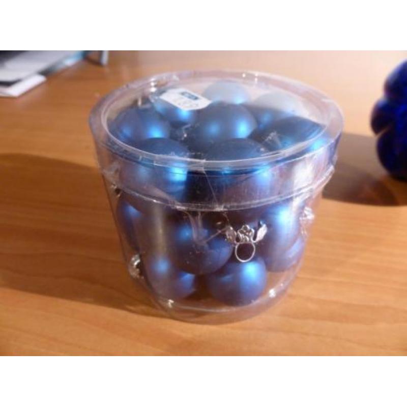 2 mooie grote blauwe glazen kerstballen en 25 kleine ballen
