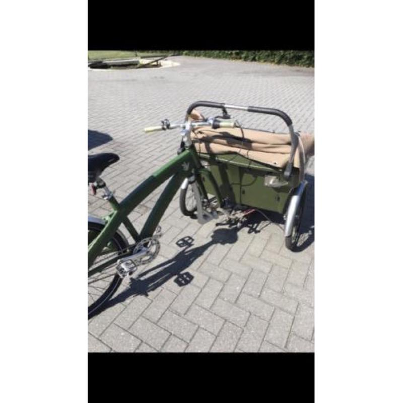 Bakfiets trio bike met dichte overkapping die open kan