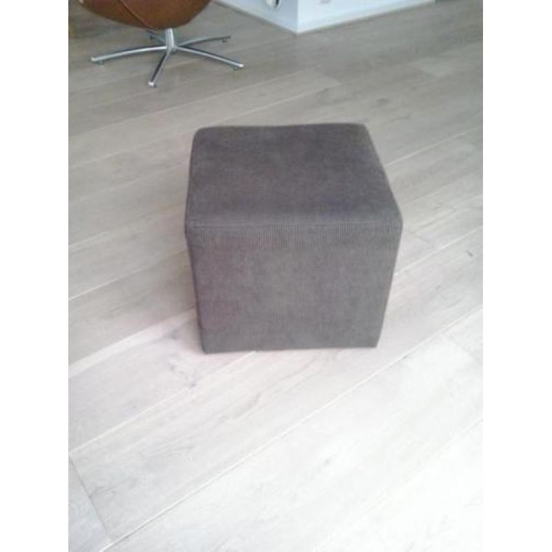 Donkerbruine poef van ribstof.