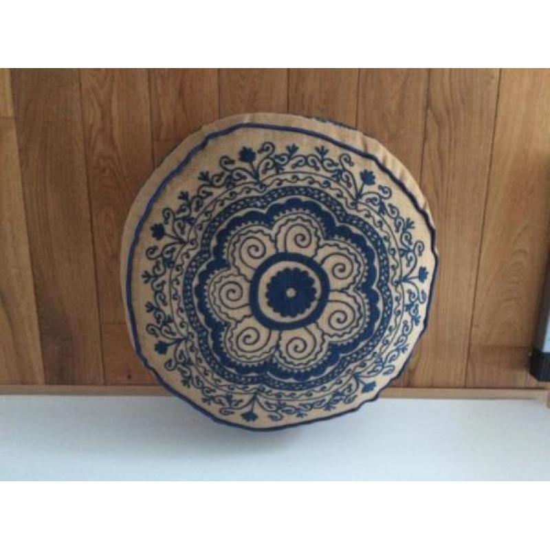Ibiza Style poef netel stof blauw geborduurd 50x25