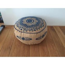 Ibiza Style poef netel stof blauw geborduurd 50x25