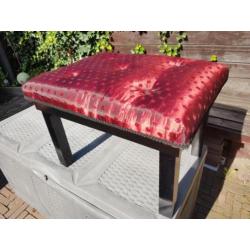 Poef bankje 60 cm lang, 40 hoog cm, 45 cm breed mooi rood.