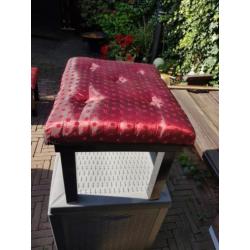 Poef bankje 60 cm lang, 40 hoog cm, 45 cm breed mooi rood.