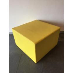 gekleurde poef in 3 kleuren, totaal 6 stuks
