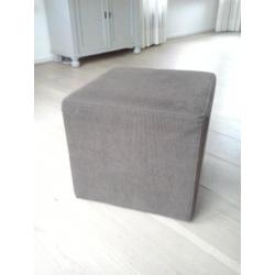 Donkerbruine poef van ribstof.