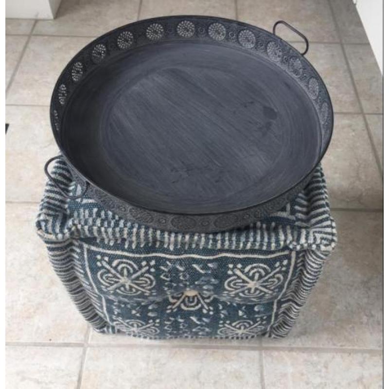 Poef/hocker met dienblad
