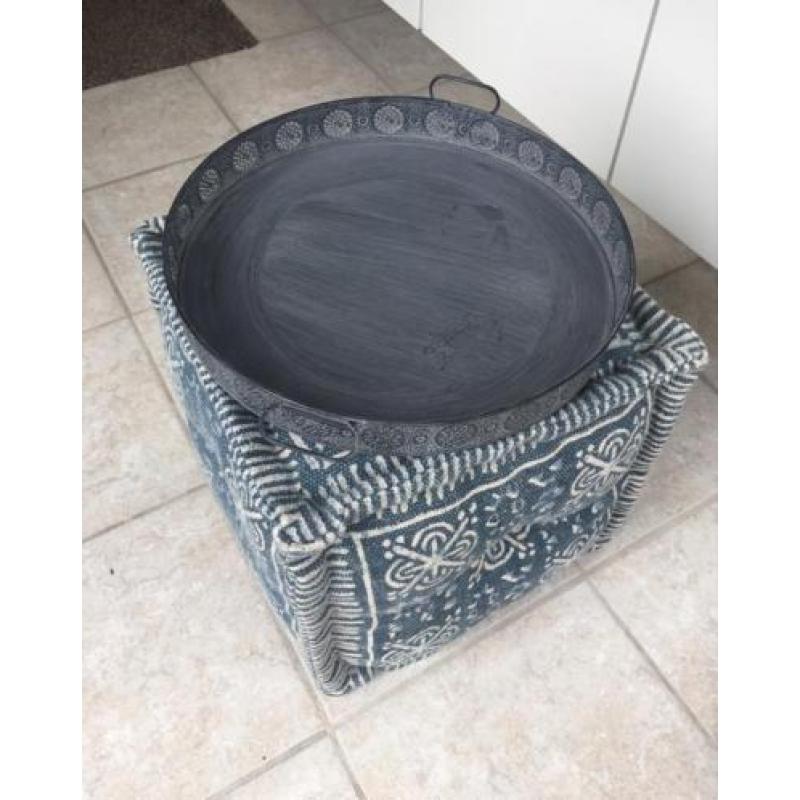 Poef/hocker met dienblad