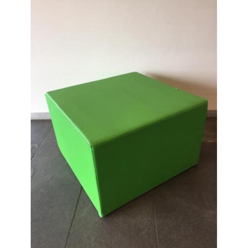 gekleurde poef in 3 kleuren, totaal 6 stuks