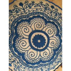 Ibiza Style poef netel stof blauw geborduurd 50x25